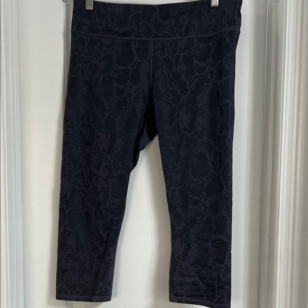 Fabletics Powerhold Capri Size Large Snake Print